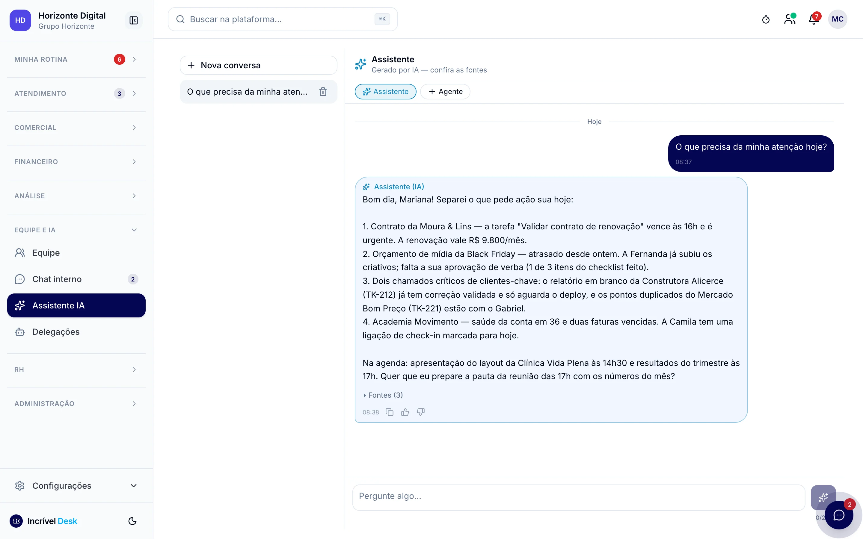 Tela do Assistente do Incrível Desk respondendo o que precisa da atenção da gestora e indicando suas fontes.